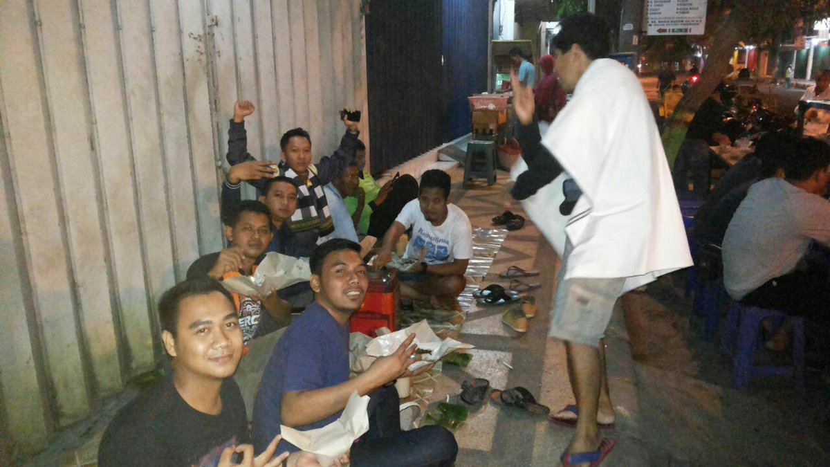 erci_sc's tweet photo. Kloter ke 2 SC ... Rehat d masjid agung pasuruan   #jamnas2ERCI  Bali http://t.co/REVxauVUTD