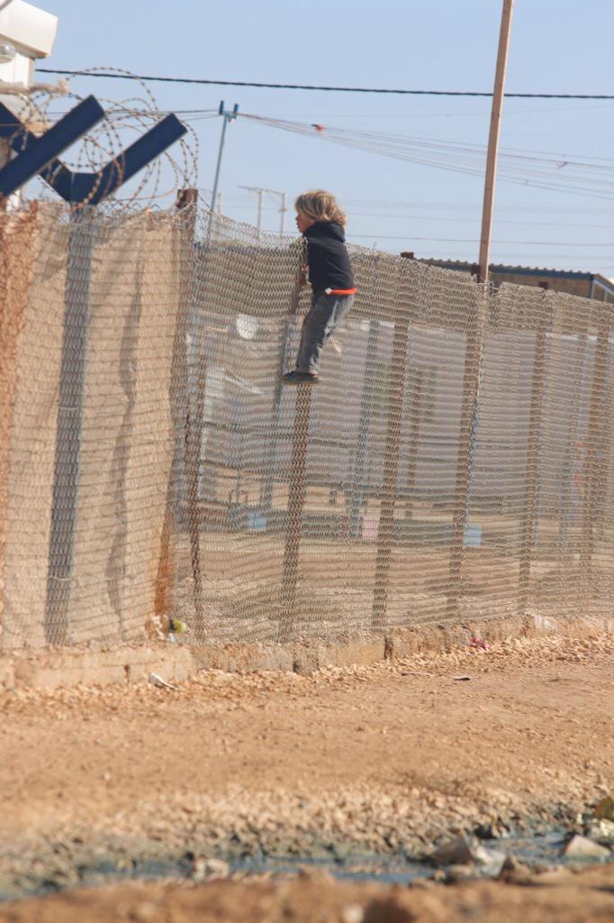 ReBootKAMP's tweet photo. Hang on there kiddo. There's a better way out - the world's first tech bootcamp for Syrian #refugees. #codeyourwayout http://t.co/dgI5AGnvYV