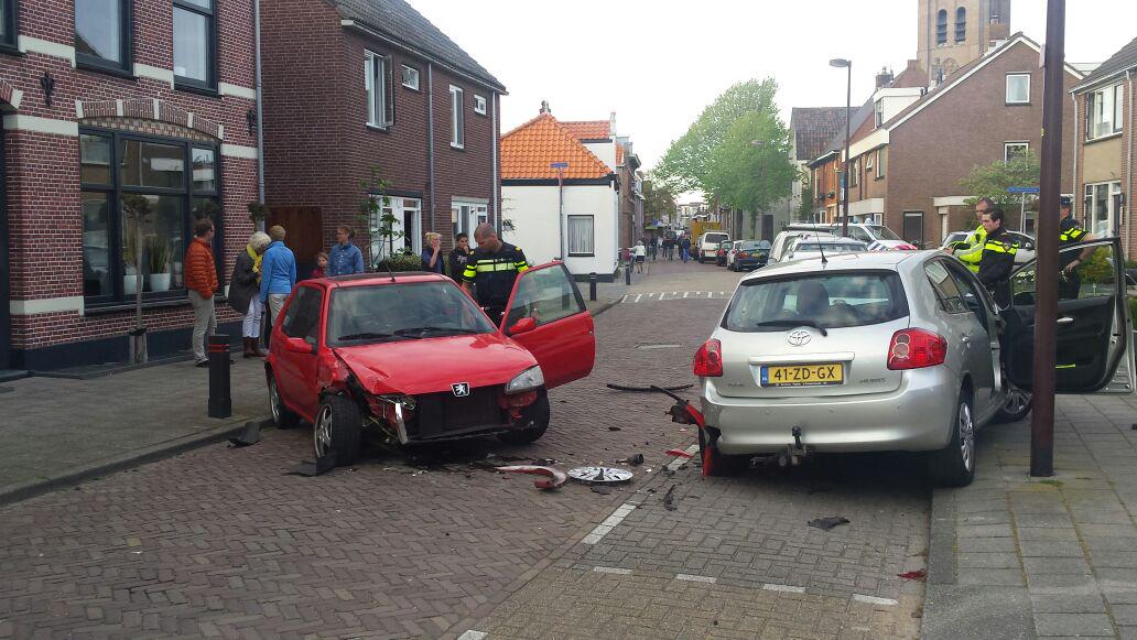 Ravage na eenzijdig ongeluk Herenstraat Ravage na eenzijdig ongeluk Herenstraat