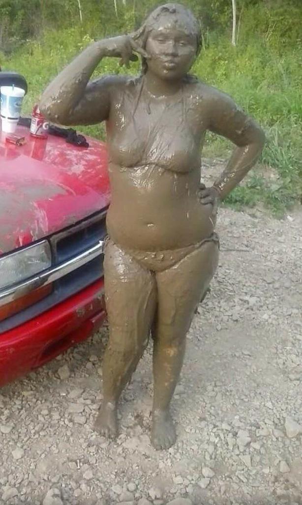 BillyJoeDipper's tweet photo. #wcw goes to my cousin she looks so beautiful covered in mud😋💦 http://t.co/bRoCpkMKpC
