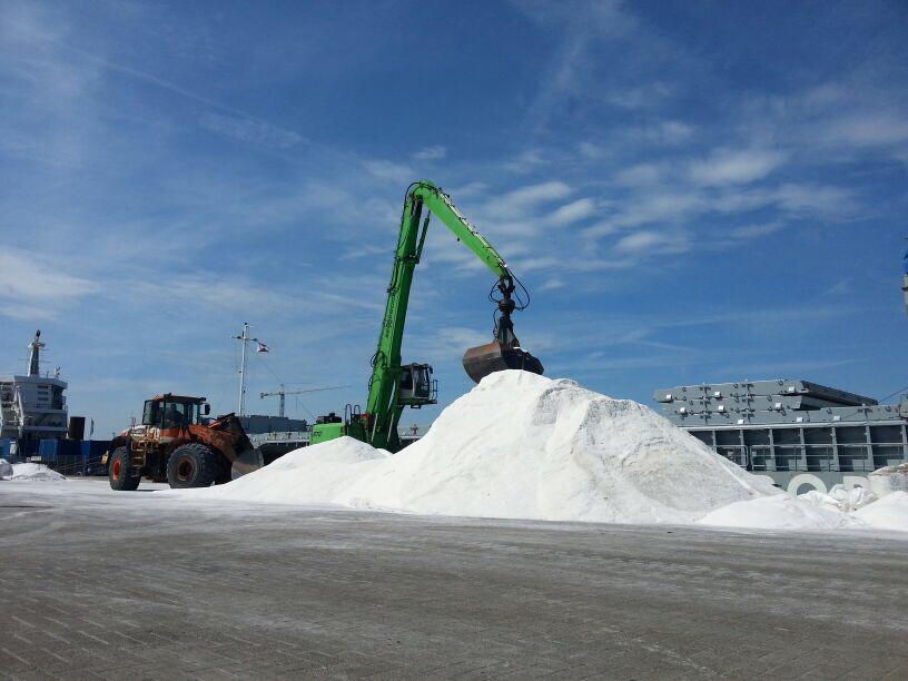 NestaShipping's tweet photo. Na 5 lange dagen keihard werken met z'n allen is deze gigantische klus geklaard! Ongeveer 5500 ton zout geladen! http://t.co/8EThmkfpfS