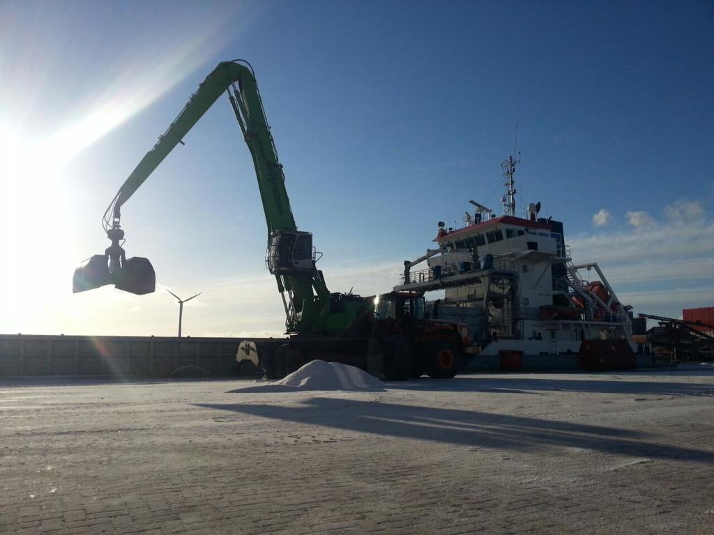 NestaShipping's tweet photo. Na 5 lange dagen keihard werken met z'n allen is deze gigantische klus geklaard! Ongeveer 5500 ton zout geladen! http://t.co/8EThmkfpfS