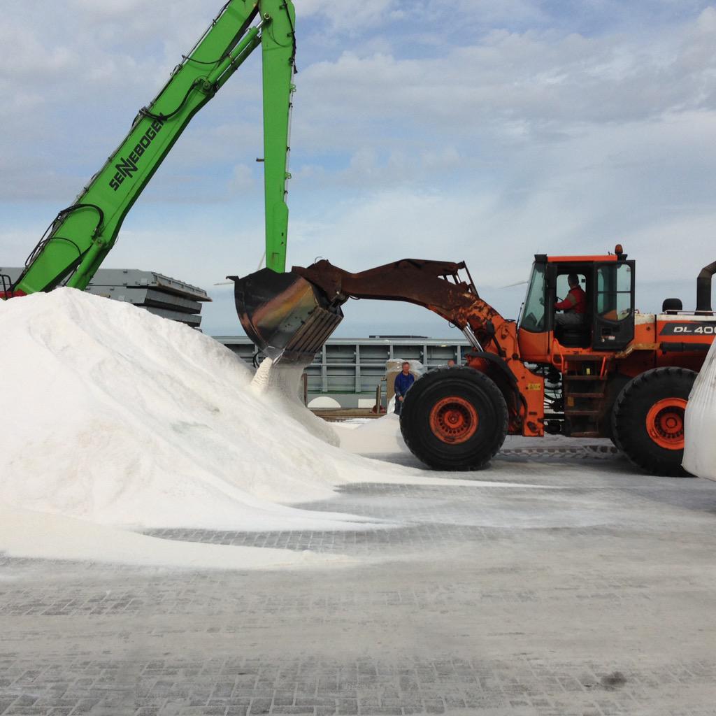 NestaShipping's tweet photo. Na 5 lange dagen keihard werken met z'n allen is deze gigantische klus geklaard! Ongeveer 5500 ton zout geladen! http://t.co/8EThmkfpfS