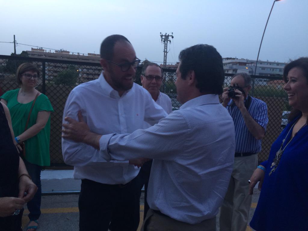 PPDenia's tweet photo. Llegada de @pepeciscar junto @anakringe al #actoPPdenia #anakringe #Dénia http://t.co/rc4d16R8lb