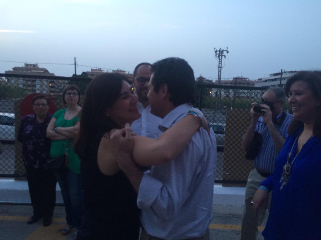 PPDenia's tweet photo. Llegada de @pepeciscar junto @anakringe al #actoPPdenia #anakringe #Dénia http://t.co/rc4d16R8lb