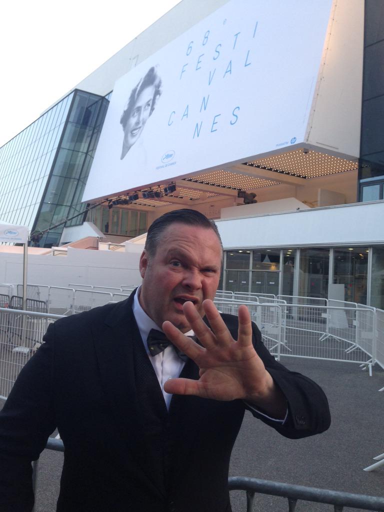 olanart's tweet photo. Charlese Theron I'm keeping the paparazzi back 💔 #charlesetheron #Cannes2015 #Cannes #olanactor http://t.co/XLTPGHrSpO