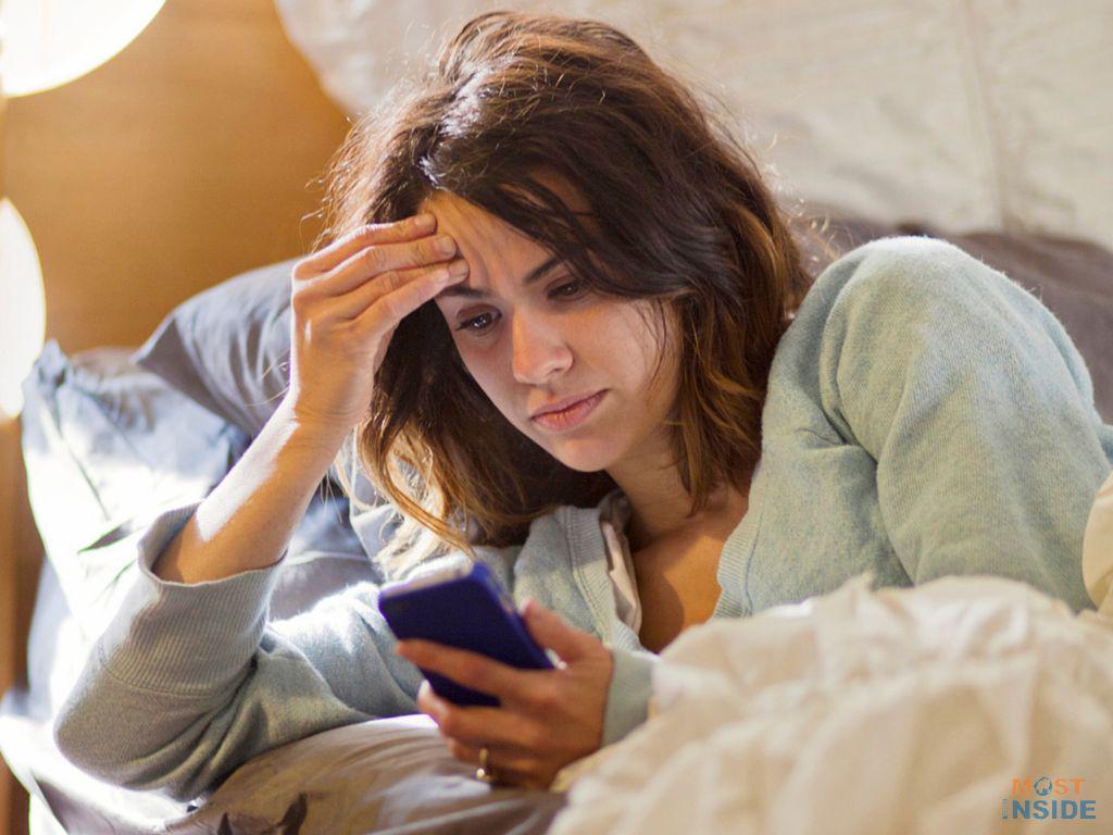 Smartphone o tablet a letto, effetti negativi per il nostro cervello.