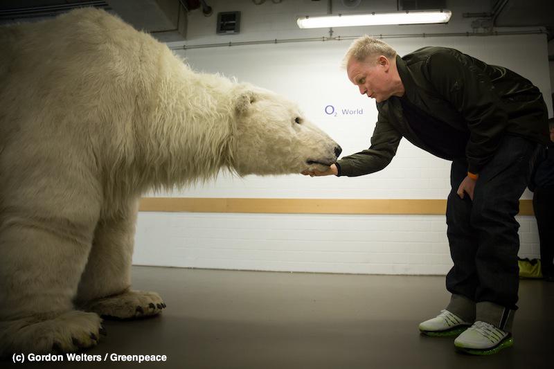greenpeace_de's tweet photo. Herbert meets Paula! Auch schon Arktisschützer? Unterzeichne die Petition: http://t.co/ZGValNqUQt #SaveTheArctic http://t.co/d5sCBizAaj