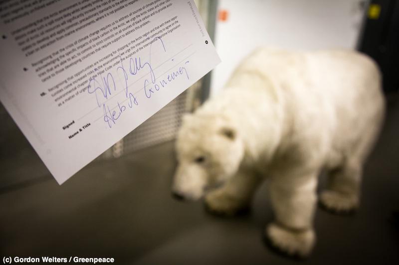 greenpeace_de's tweet photo. Herbert meets Paula! Auch schon Arktisschützer? Unterzeichne die Petition: http://t.co/ZGValNqUQt #SaveTheArctic http://t.co/d5sCBizAaj