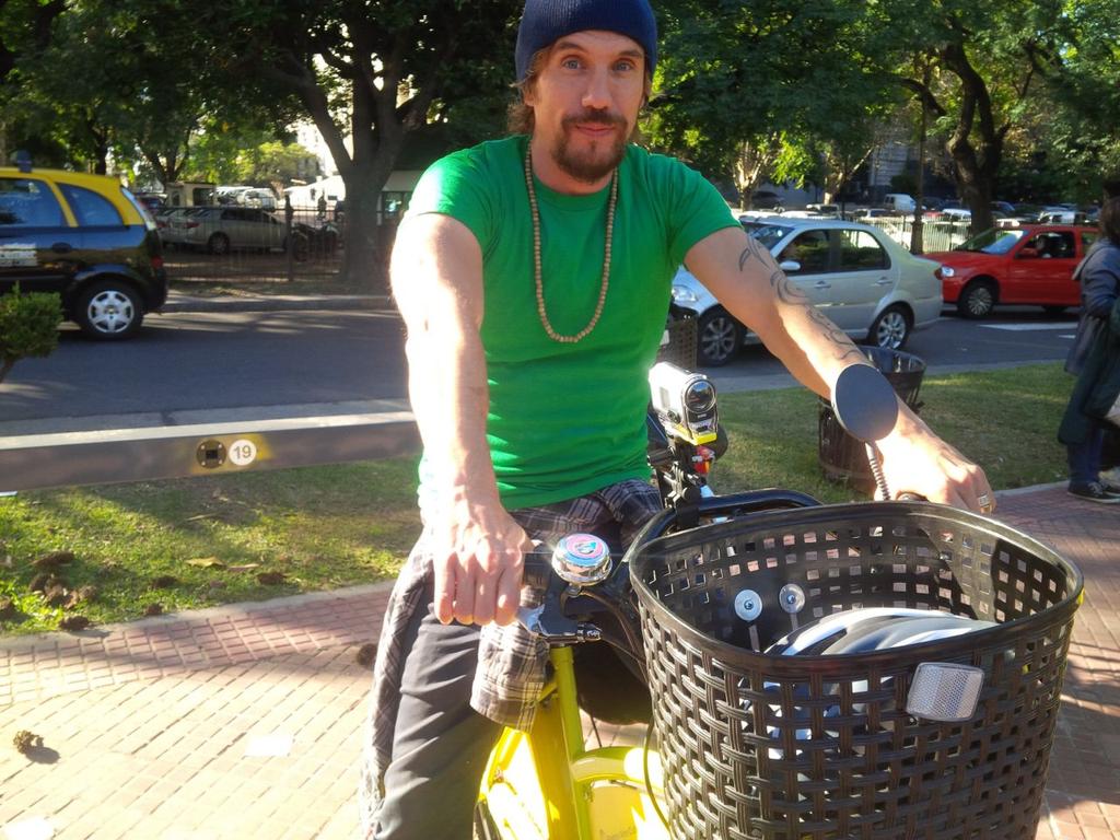 SonyMusicArg's tweet photo. Bicicletas + acústico + plantar árboles con @MacacoMusic @arbolessinfront @ViveElCambioLA  y @BAecobici http://t.co/oShir9n1Dg
