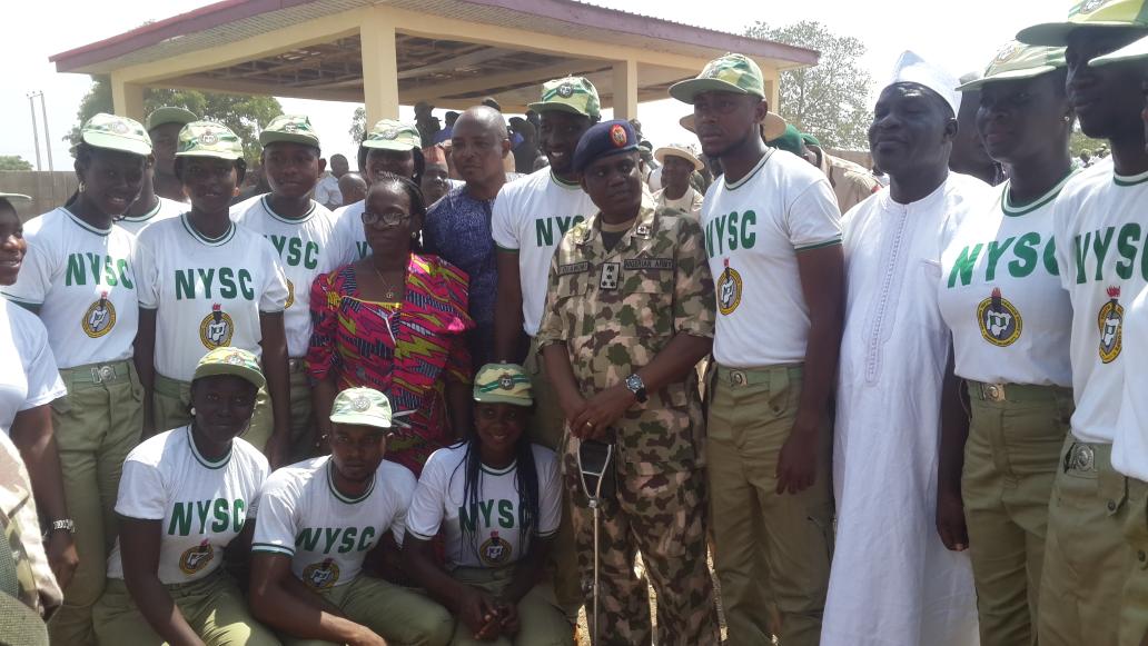 nysc_ng's tweet photo. Group photo with d 2015A quarter guard Taraba State #NYSCDGCampTour15A http://t.co/zlKi34Ie8B