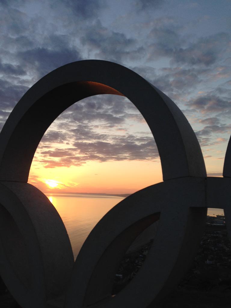alain_sign's tweet photo. Perfect sunset in Weymouth #OlympicRings http://t.co/HVIXHnj5qb