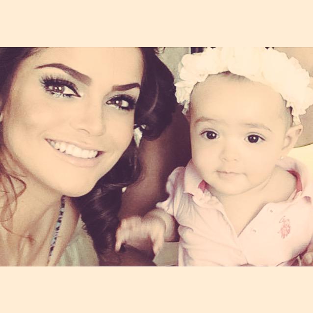 MGonzalezfans's tweet photo. La reina y la princesa más hermosas del mundo @marisolglzz eres una excelente Mami 💝👶🏻💁🏻💋💐🌺🌸 TE ADMIRO http://t.co/HB58fKsS8A