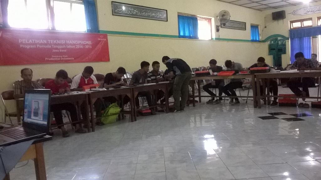 de_late's tweet photo. Prosesi Balajar-Mengajar Teknisi Hp "Program Pemuda Tangguh" Institut Kemandirian, Majalengka 13-05-2015 http://t.co/6gD5BZ7bJK