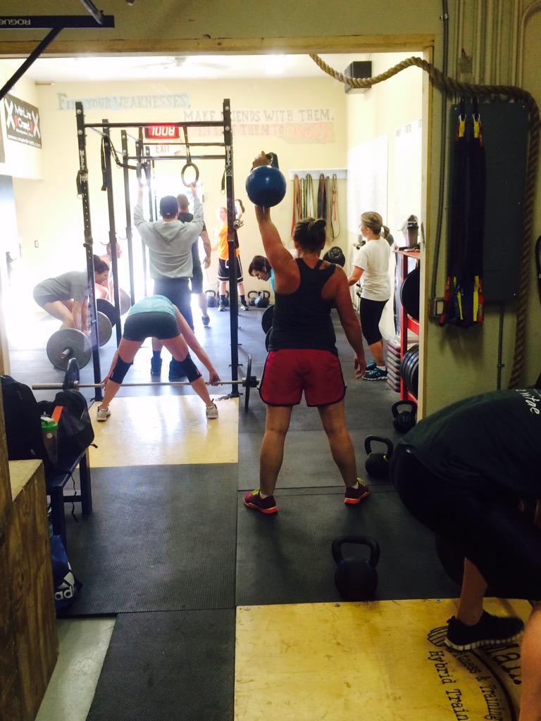 mainlinefitness's tweet image. Great beginner Rx class tonight ladies! #girlsthatlift #StrongerTogether #MLFT
