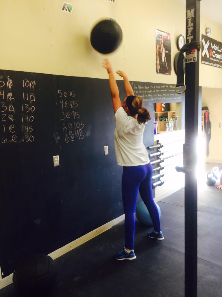 mainlinefitness's tweet image. Great beginner Rx class tonight ladies! #girlsthatlift #StrongerTogether #MLFT