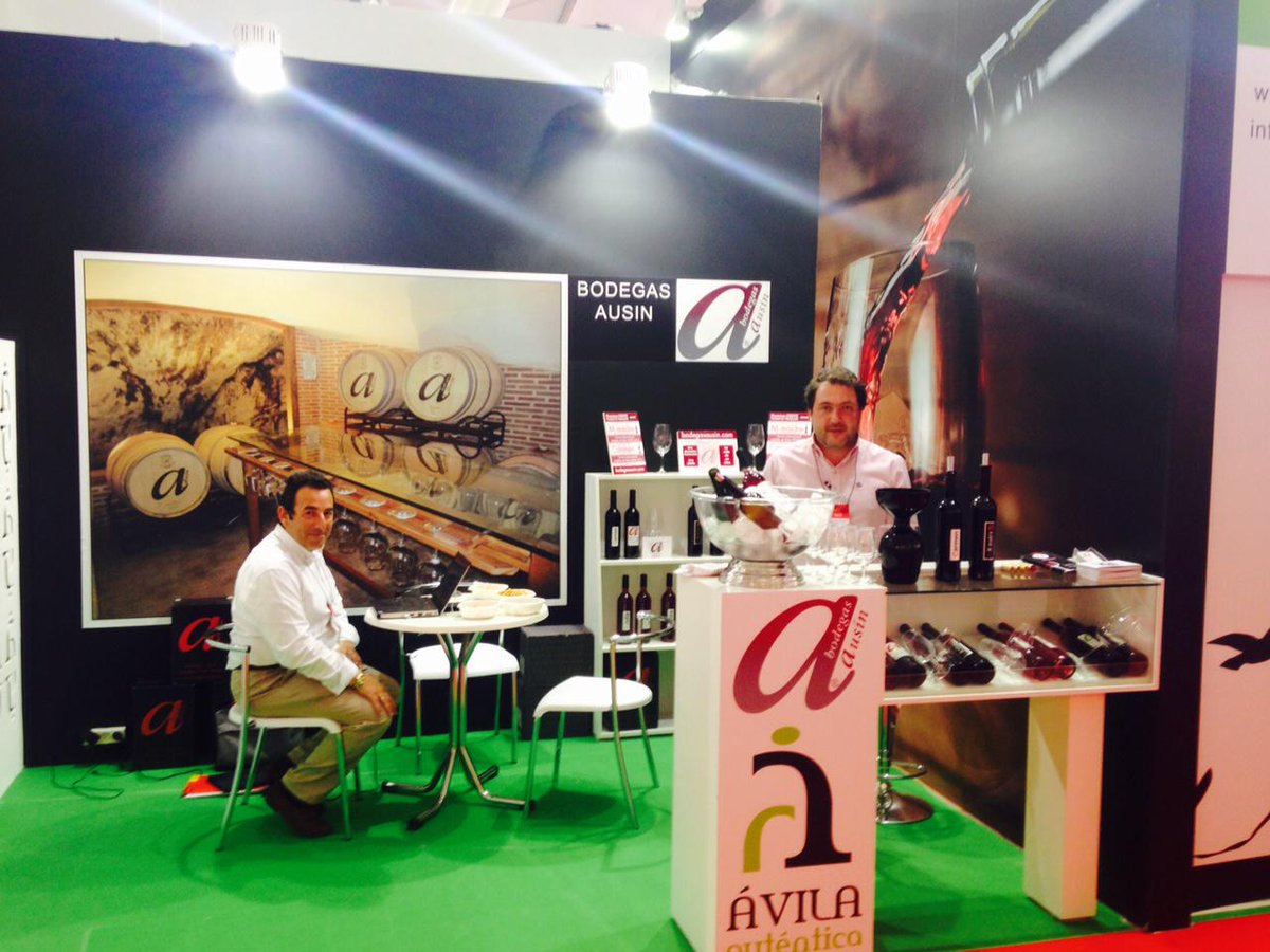 Avilaautentica1's tweet photo. Nuestros galardonados @BodegasAusin en @CINVE_es con su vino Carmen13 nos ha mostrado sus  vinos en #Fenavin2015 http://t.co/PICAbbg0Zg