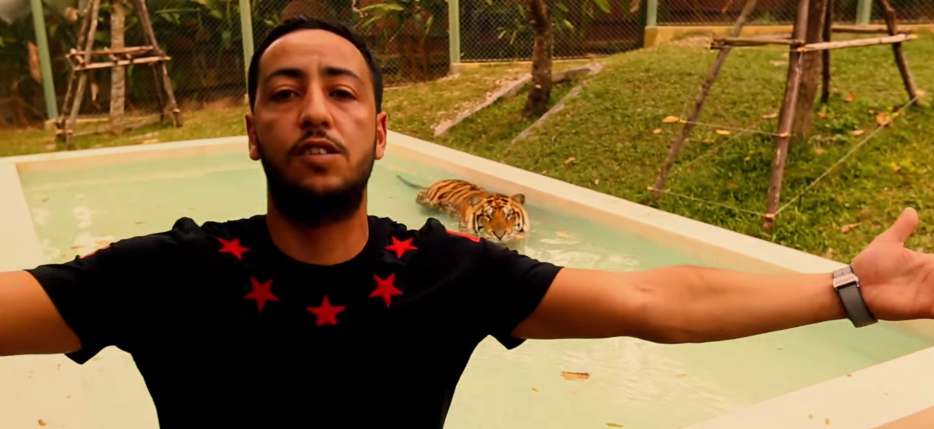 Lacrim_Officiel's tweet photo. Qu'est ce tu vas m'apprendre de la vie ? #EstceQueLeTempsCestDlArgent http://t.co/egHaWCIool