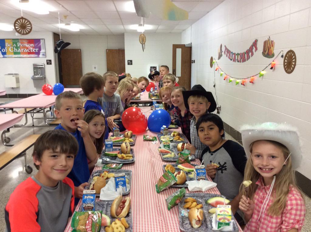 MrsVanEsClass's tweet photo. Having fun on western day!! #hospersrocks http://t.co/Yvsx9hMcgz