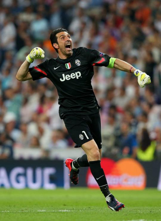 MotivacionesF's tweet photo. Tuvo que ver como su equipo descendía a la Serie B, no lo abandonó y ahora el fútbol lo premia con una final de UCL. http://t.co/4xbRlBdBAx