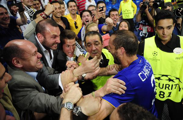 LigadeCampeones's tweet photo. Gran escena tras el pitido final... @chiellini #UCL http://t.co/VU2nSA4svk