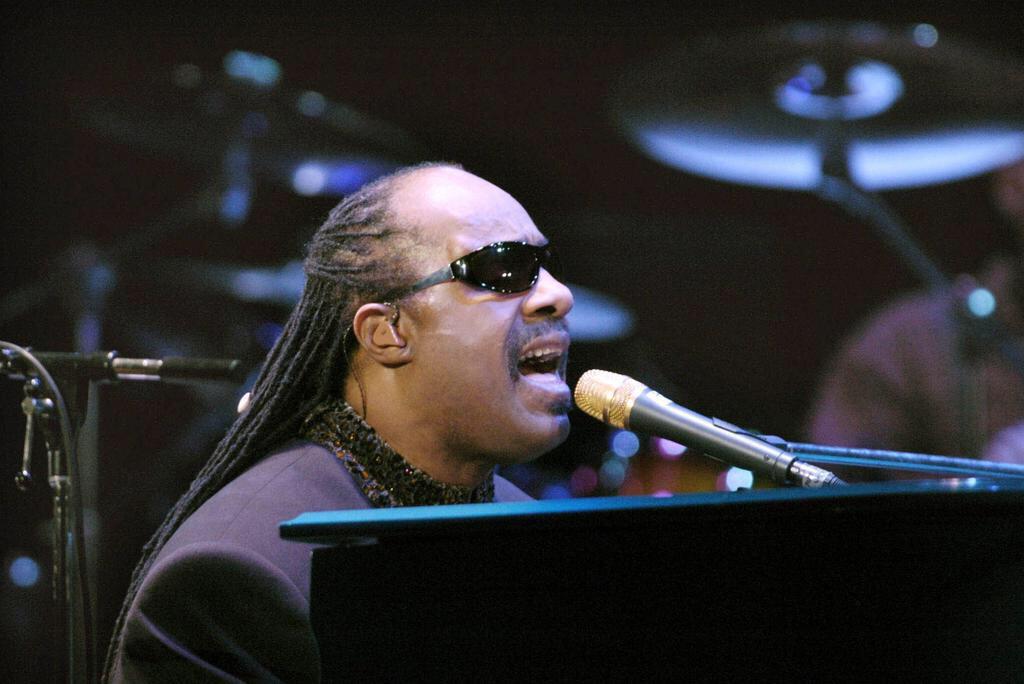 Happy Birthday Stevie Wonder. I can\t hate on your hairline because you can\t even tell how bad it is but happy bday 