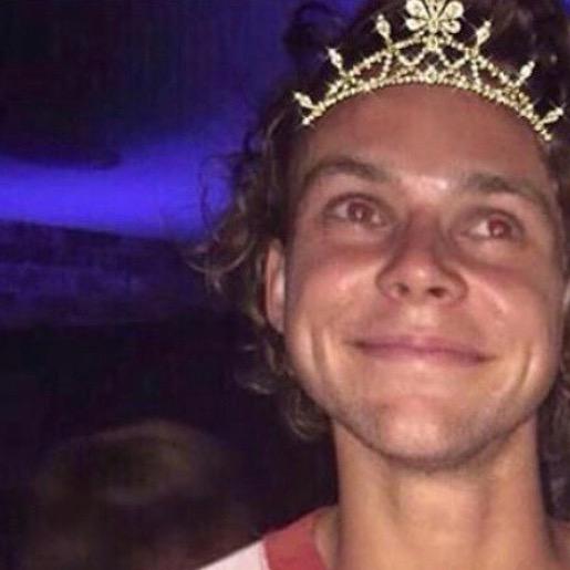 calumsxcello's tweet photo. I feel like ashton is the kind of guy to pick Princess Peach when 5sos play Mario Kart http://t.co/P5PeoJWem3
