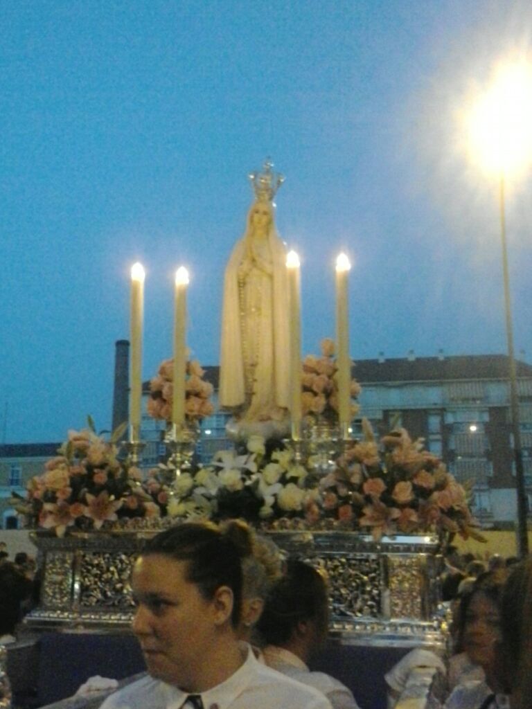 CadenaCofrade's tweet photo. Imágenes procesión de hoy de la Virgen de Fátima #Glorias15 http://t.co/8KQZOcCbdF