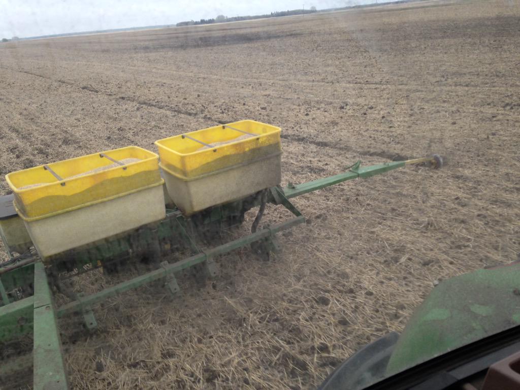 RonKrahn's tweet photo. Confect sunflower planting. #plant15 #8row @JohnDeere @machinefinder http://t.co/RcYwtySuEh