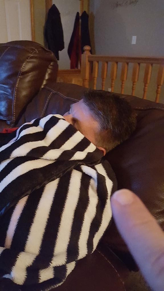 huskervball68's tweet photo. #FingerOfShame snoring while trying to watch @JimmyKimmelLive http://t.co/wreTEpbKy4