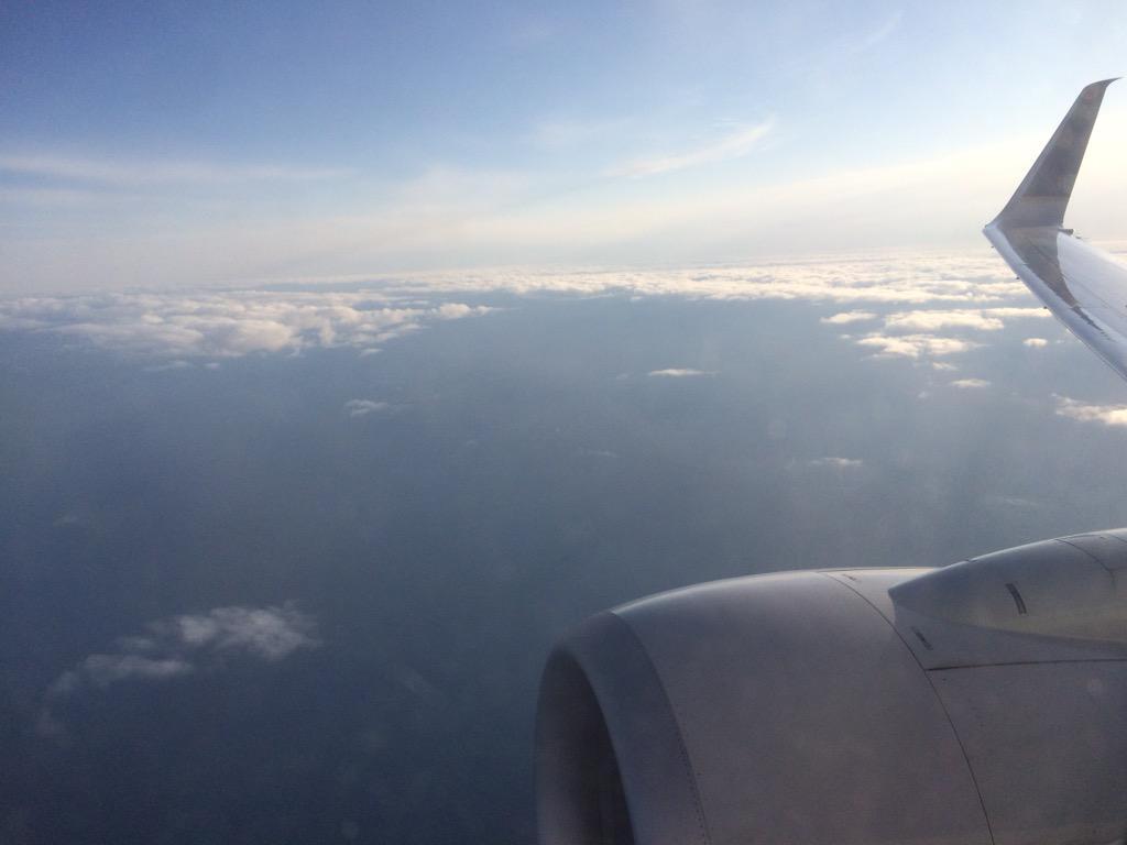 tcrawford's tweet photo. My office in the clouds. #roadwarrior #CommonView #cloud @united http://t.co/5N4kTLu6OX