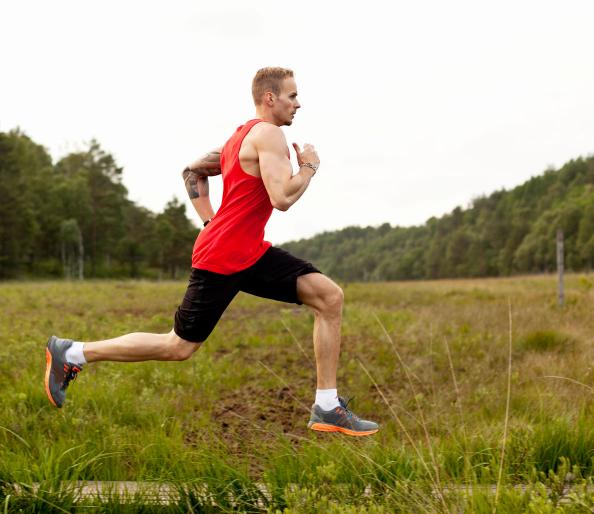 Тренировки для очень быстрого бега. Бегущий человек. Надпись быстрее убежать. Фото как человек бежит. Регулярные занятия спортом.