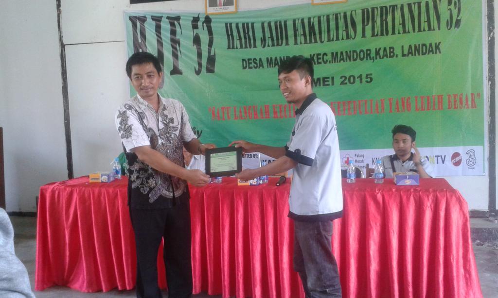 Presma bersama kepala desa mandor saat penyerahan plakat dalam rangka bakti sosial