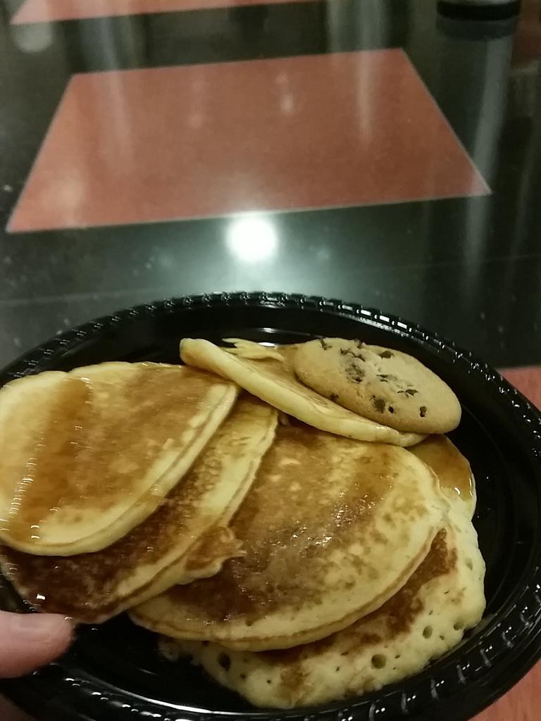 DizzyDini96's tweet photo. I got the fucking pancakes http://t.co/r8uGV0AC8b