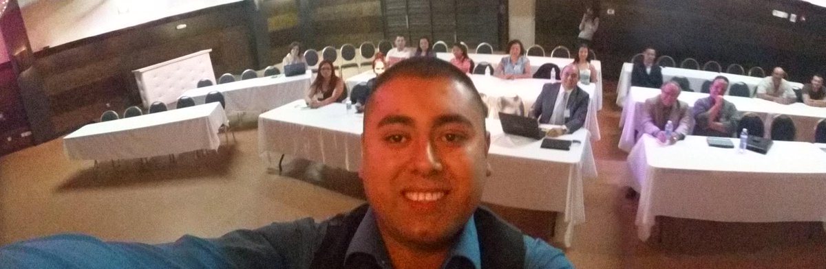 SeedlingM's tweet photo. Nos falto la otra mitad,pero la mayoria de asistentes salieron en nuestro selfie.Gracias a @QuattroEvento #seedlingmg http://t.co/oX9bAVbzag