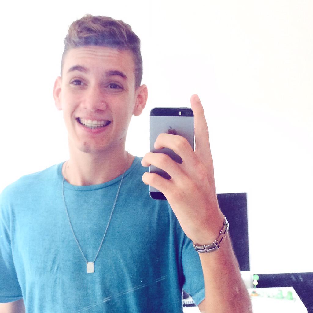 Eduandrs_'s tweet photo. To com aparelho novo ✌🏻️✌🏻 #Sacanosorriso http://t.co/CJHn5RgTfT