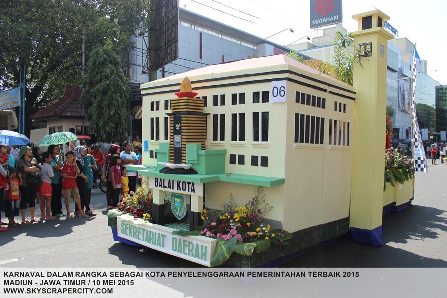 SSCMadiun's tweet photo. Karnaval di Madiun / 10 Mei 2015. sumber foto: http://t.co/1o6BxNSvt4. #skyscrapercity #madiun #jatim #indonesia http://t.co/WlCDOCTYv9