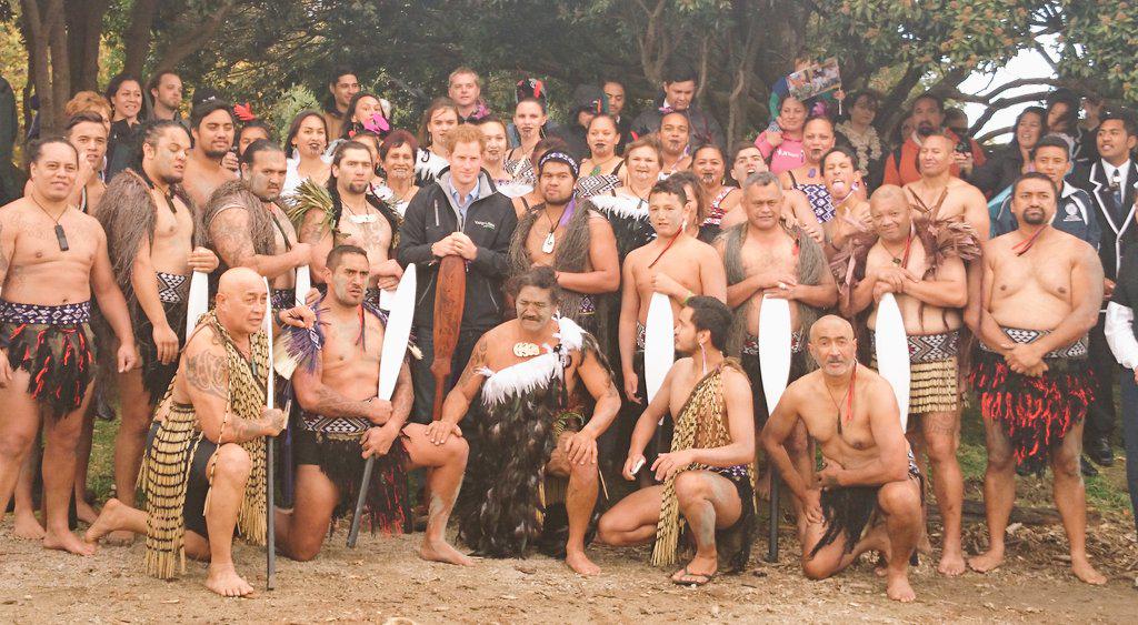 KensingtonRoyal's tweet image. A group photo with people from Putiki Marae #RoyalVisitNZ