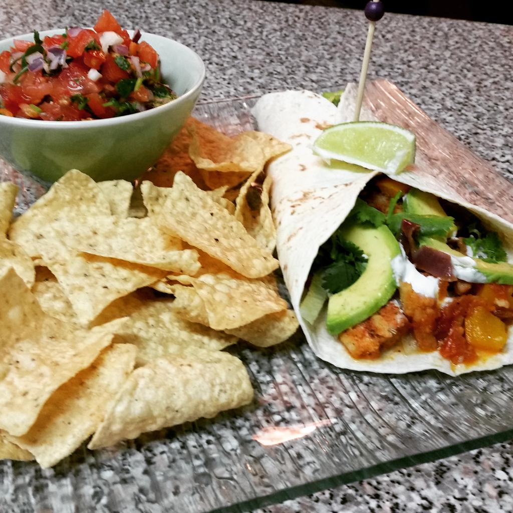 ButlersKitchen7's tweet photo. #delicious #FishTaco #TacoTuesday late post #ButlersKitchen #Nacho #fresh #salsa http://t.co/TZQtJDUuJx