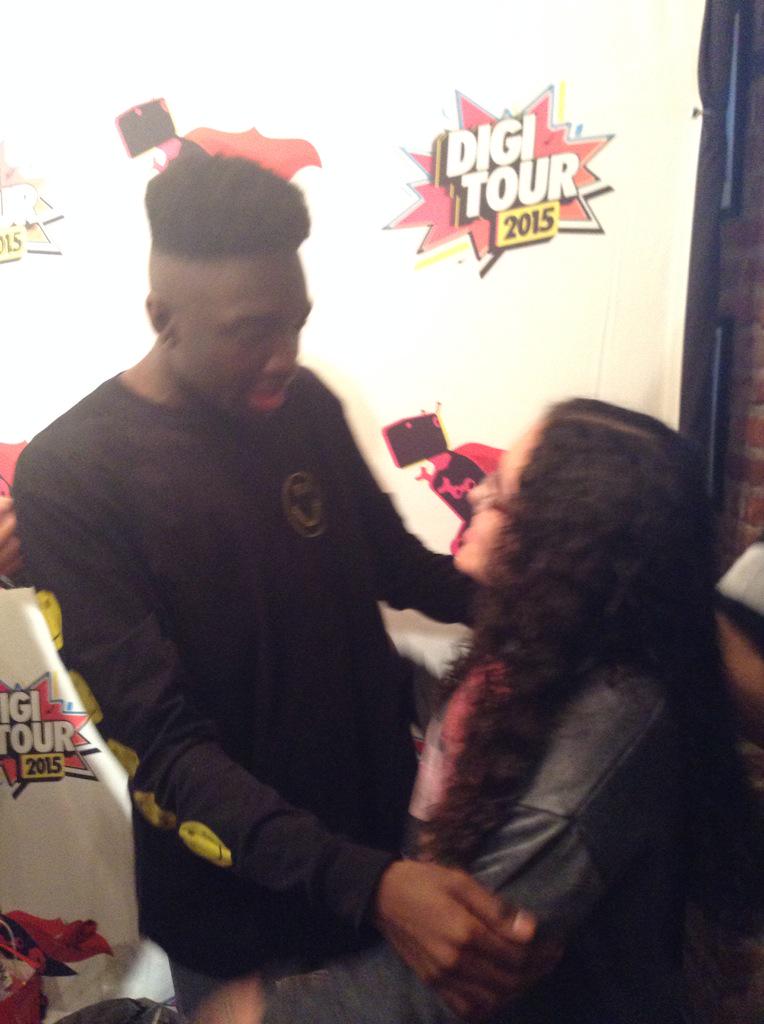 Astrid_6699's tweet photo. @DigiTour @lifeofrickey this is #DigitourGoals us talking about my hair😂 http://t.co/O9UjtNVUtZ