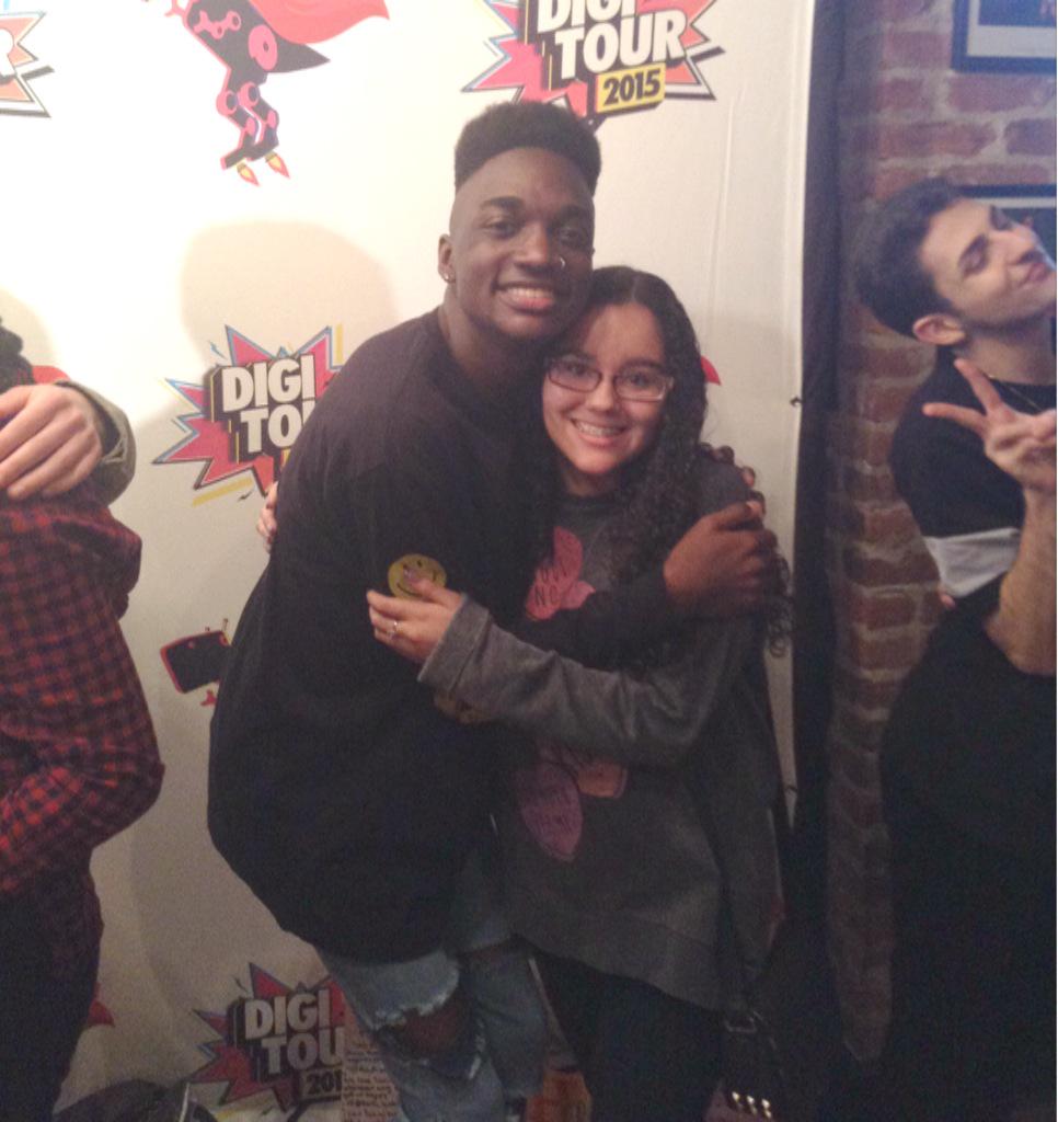 Astrid_6699's tweet photo. @DigiTour @lifeofrickey this is #DigitourGoals us talking about my hair😂 http://t.co/O9UjtNVUtZ