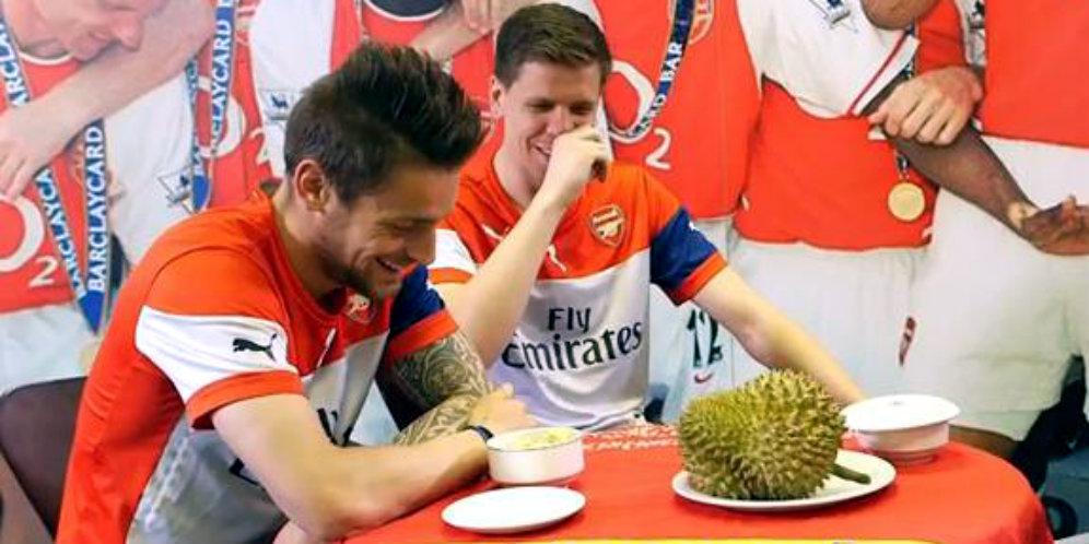 Bolanet's tweet photo. [Video] http://t.co/xfBiCbXnX2 | Reaksi Kocak Skuat Arsenal Cicipi Durian http://t.co/UV5YZhTtZX