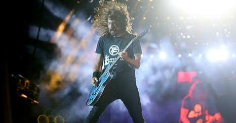 RollingStone's tweet photo. Watch Foo Fighters cover Bryan Adams' "Summer of '69" http://t.co/iBehaqEa7B http://t.co/DOsFgBNrmi
