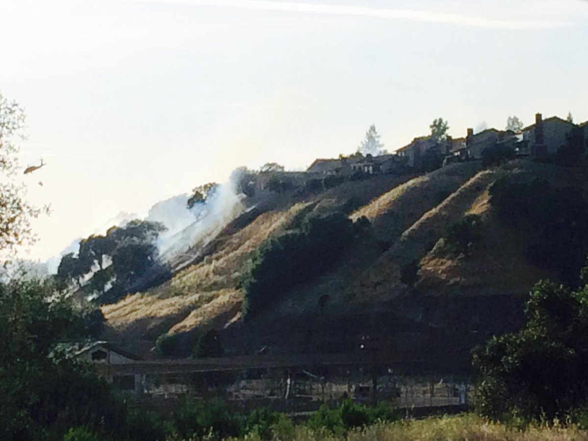 AdrienneMooreK's tweet photo. Watching water dropping helicopters douse flames on Fair Oaks hillside near Sailor Bar. Homes on bluffs threatened. http://t.co/fwDXfZkec5