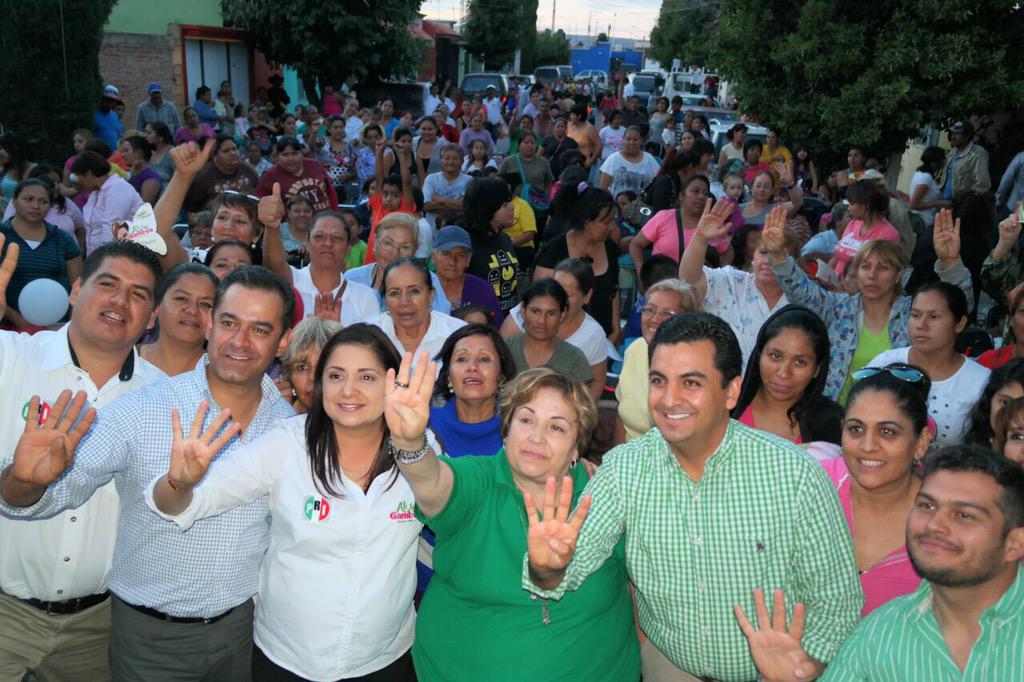 MakySolisN's tweet photo. Excelente recibimiento a @AlyGamboa en villas del Guadiana II #ConelValordelaFamilia http://t.co/fLmcjMt5K8