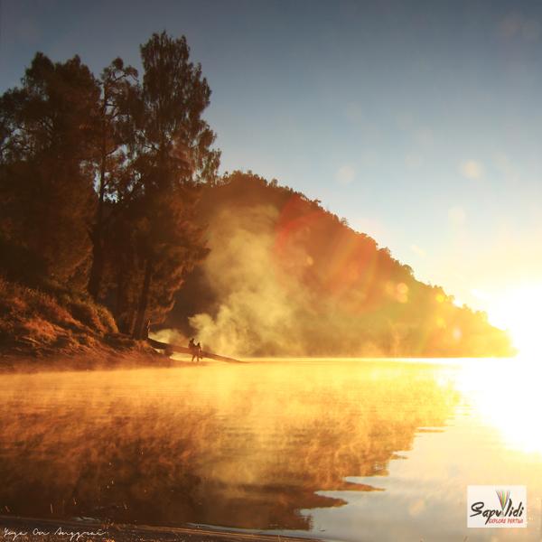 DiscoverINA_'s tweet photo. seruput kopi hitam dan santap sosis panas di tepi danau #RanuKumbolo http://t.co/yL0tGPfIVo