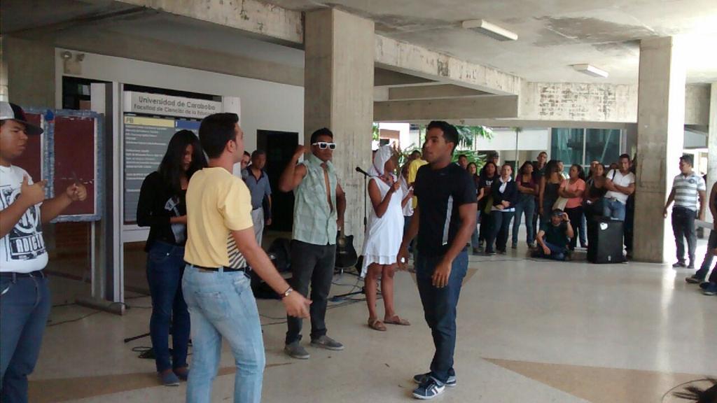 padrejoel95's tweet photo. Gracias al grupo de jóvenes cristianos católicos @ABINU_DB por su apoyo en la actividad de @capellaniauc en @FaCE_UC http://t.co/h4nApFT206
