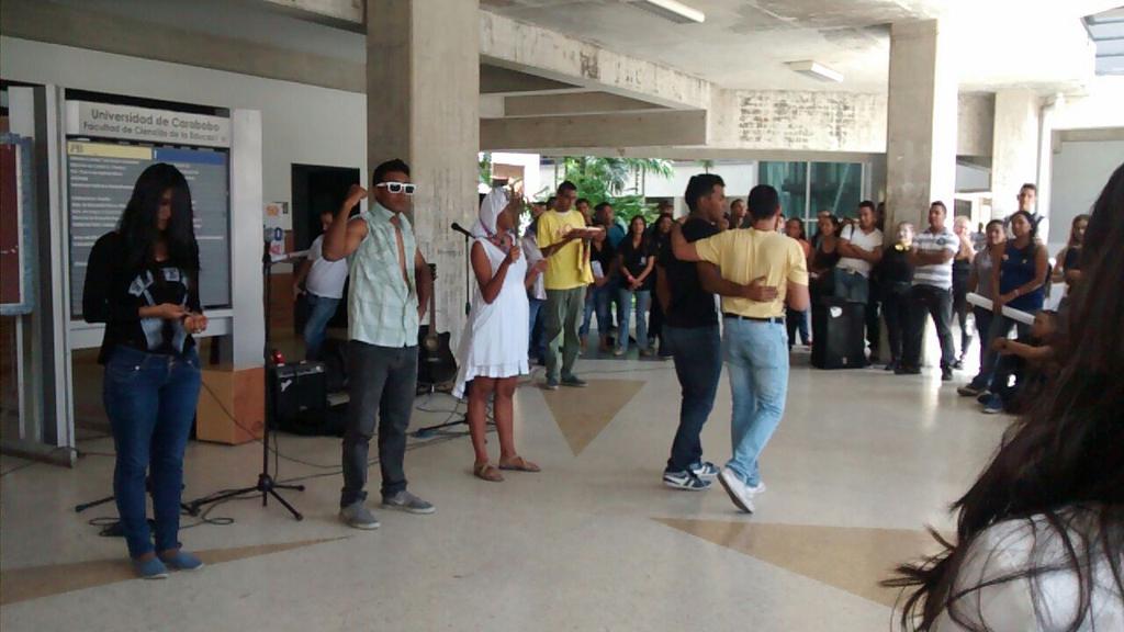 padrejoel95's tweet photo. Gracias al grupo de jóvenes cristianos católicos @ABINU_DB por su apoyo en la actividad de @capellaniauc en @FaCE_UC http://t.co/h4nApFT206