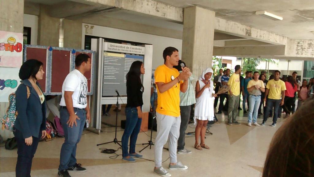 padrejoel95's tweet photo. Gracias al grupo de jóvenes cristianos católicos @ABINU_DB por su apoyo en la actividad de @capellaniauc en @FaCE_UC http://t.co/h4nApFT206