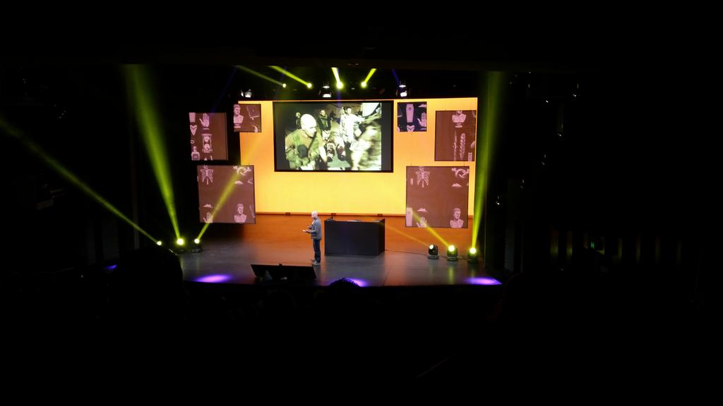 sueyyz's tweet photo. @benlowy on stage at #adobeamplify telling #warstories the photo that started a career #photojournalism @TIME http://t.co/VjXcnXAwOs